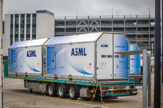 ASML订单飙升至54亿欧元 AI芯片热潮推动设备需求